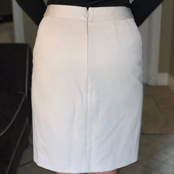 Express Skirt with small front slit - Picture 2 of 4